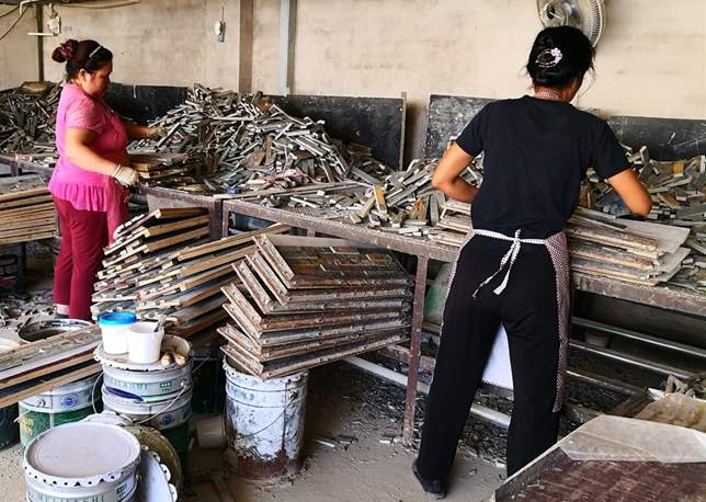 Interior view of CHUNYU Slate's production facility showcasing advanced manufacturing processes.