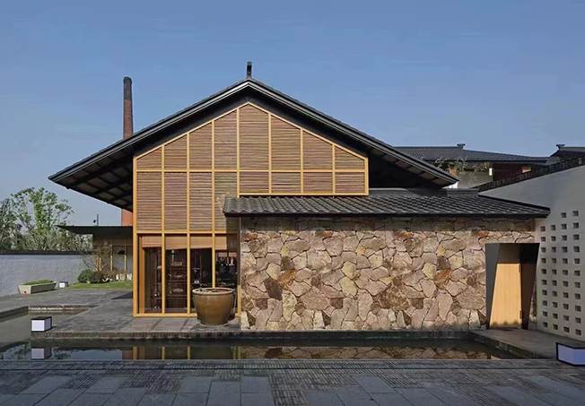 Loose stone cladding featuring random shapes for flexible installation
