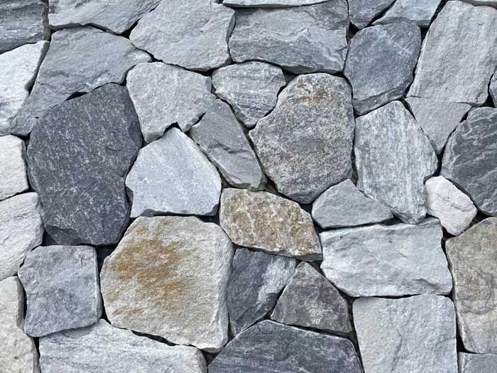 Beautifully arranged natural loose stone wall cladding in free form